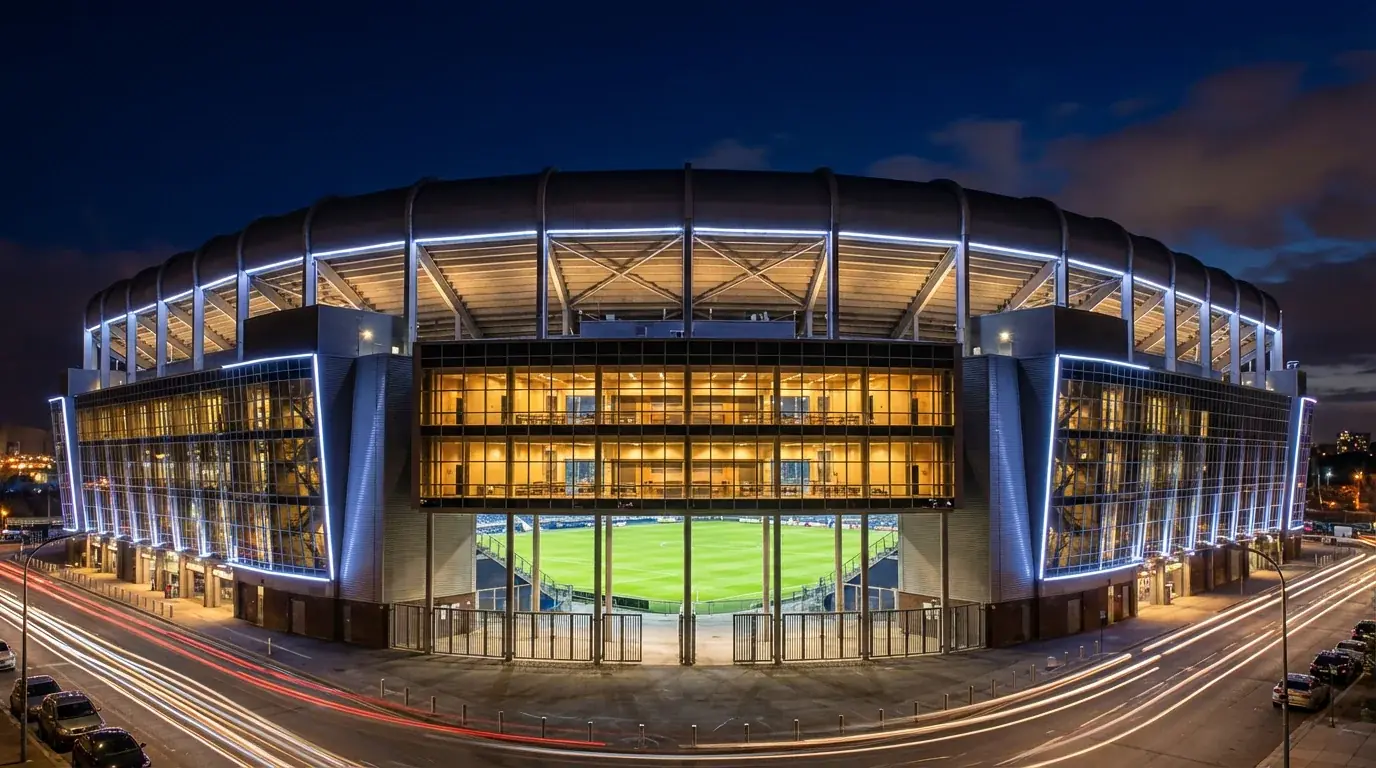 Oświetlony stadion piłkarski nocą z zieloną murawą gotową na mecz Mistrzostw Świata