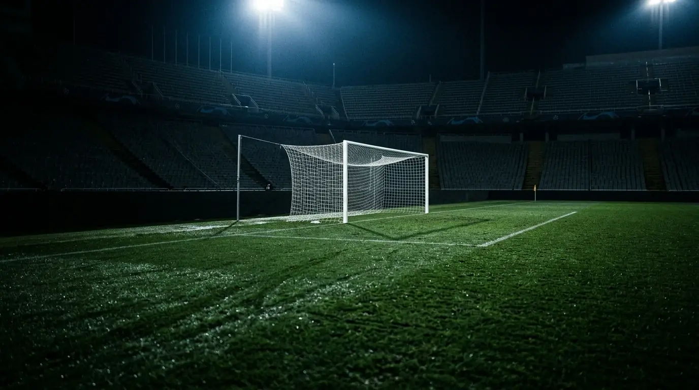 Piłkarska murawa nocą, reflektory stadionu i pusta bramka — symbol rozstrzygnięć fazy pucharowej